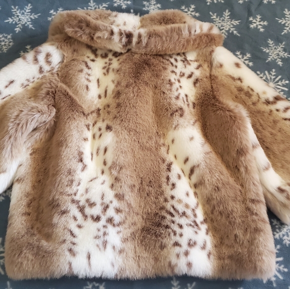 Faux fur women's coat size M made in Canada - Picture 6 of 9
